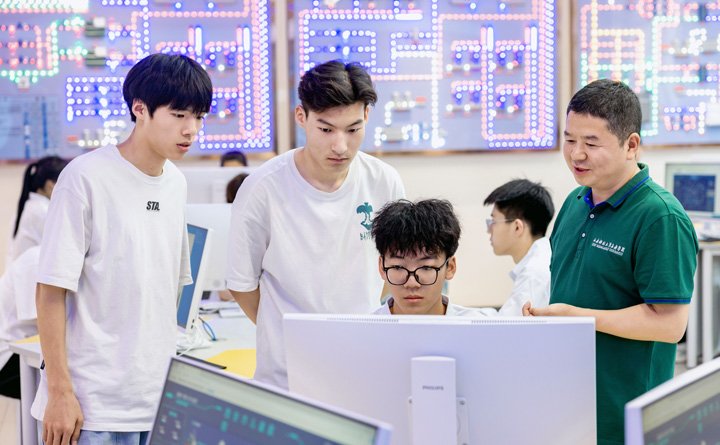 充分发挥其优质教学资源和学科优势