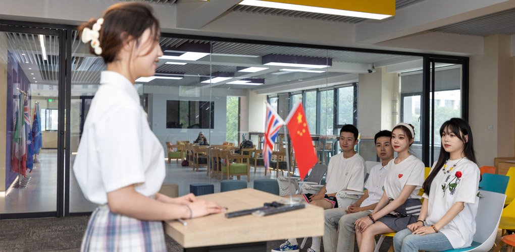 【凤凰新闻网】【资助工作】暖心走访传