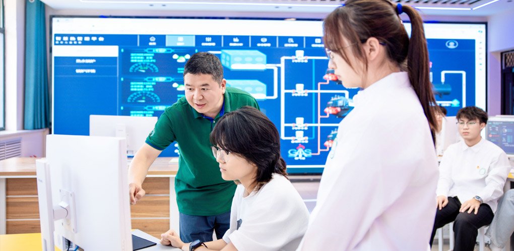 【凤凰网】英超联赛买球师生在绿林农场